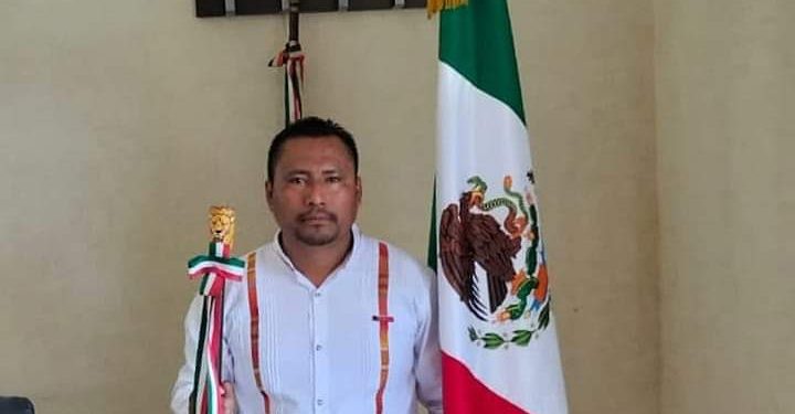 Misogino presidente municipal de Zenzontepec sustituye a regidoras por sus cónyuges
