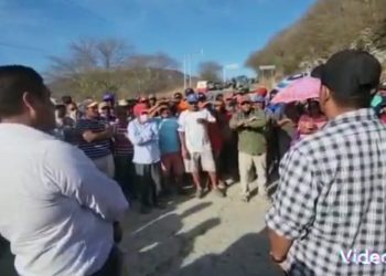 Habitantes de Santa Cruz Bamba retienen a funcionario estatal, no quieren más “arreglitos”