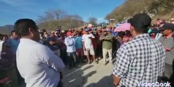 Habitantes de Santa Cruz Bamba retienen a funcionario estatal, no quieren más “arreglitos”