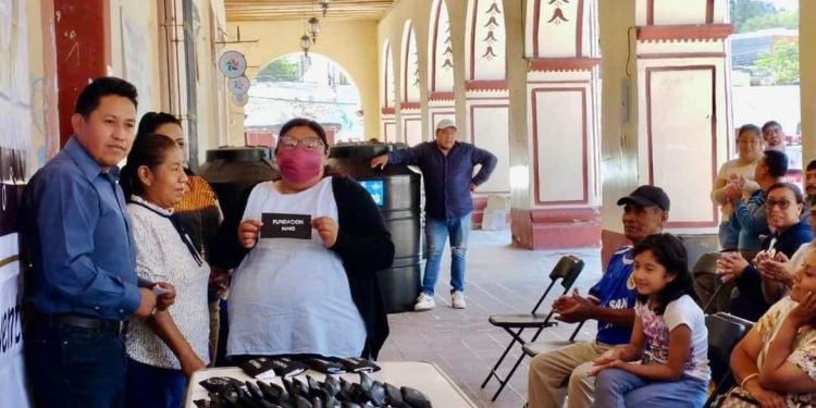 Entrega Fundación Nino lentes gratis en San Pedro y San Pablo Teposcolula