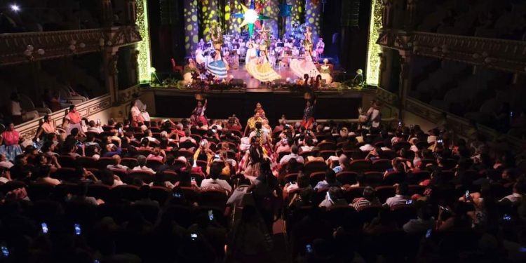 Maravilla a locales y visitantes el Espectáculo Multidisciplinario Oaxaqueñísimas