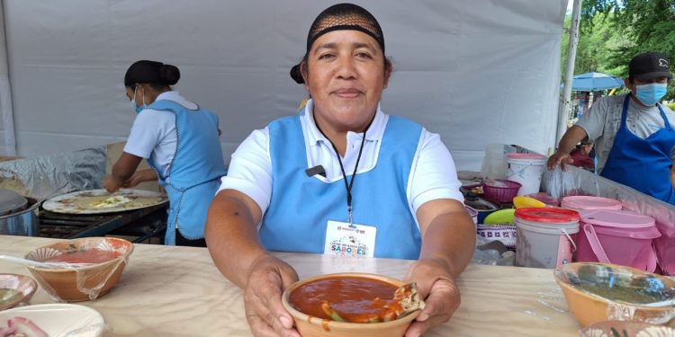 Tradición familiar y conocimiento ancestral distinguen al tianguis gastronómico que se realiza en el Paseo Juárez El Llano