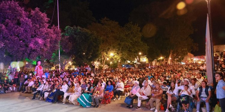 Cautivan en la Alameda de León las Expresiones Artísticas y Culturales de los pueblos de Oaxaca