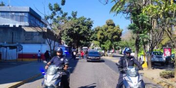 COMO LO HACEN LOS HERMANOS DE “SANGRE AZÚL”, LOS POLICÍAS ESCOLTAN CON HONOR A MAMÁ DEL COMANDANTE MANUEL AGUIRRE HASTA SU ÚLTIMA MORADA