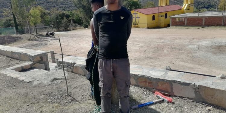 LOS ” AMARRARON ” COMO GUAJOLOTAS AL SER DESCUBIERTOS ROBANDO