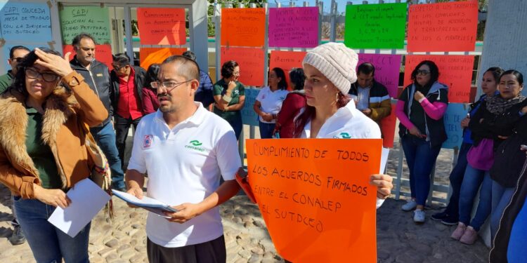 Manifestación en el CONALEP por integrantes del Sindicato Único de Trabajadores Docentes del Colegio Nacional SUTDCEO