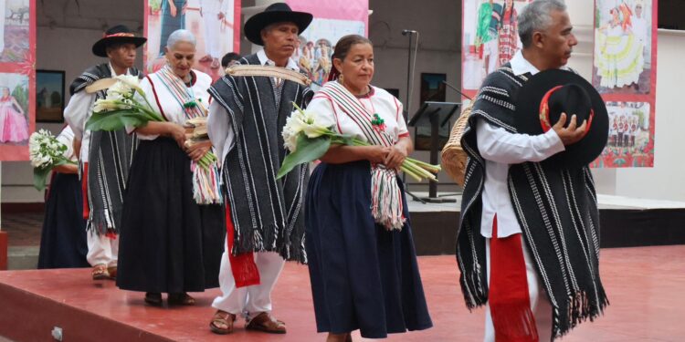 Presentan a grupo folclórico de personas adultas mayores