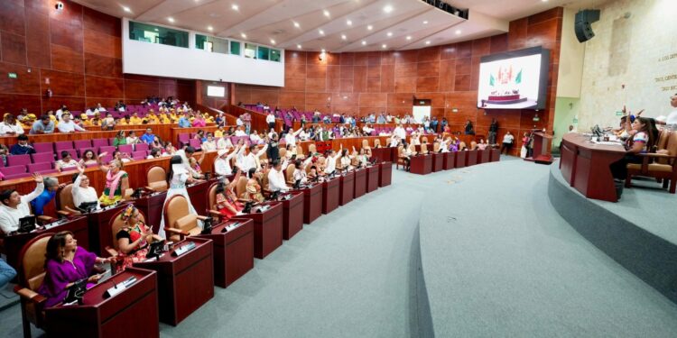 Declaran como patrimonio cultural de Oaxaca a trajes regionales de Santa María Tlahuitoltepec