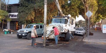 Atiende Soapa fuga de aguas residuales en colonia Reforma