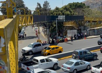 Vecinos de la calle de Bustamante, periférico y colonia Alemán exigen la suspensión de colocación de láminas en el puente peatonal