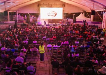 Mane de la Parra enciende la Plaza de la Danza con su energía y romanticismo