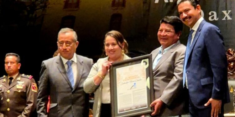 Reconocen a Salvador Flores Concha por su legado empresarial y compromiso con la tradición oaxaqueña