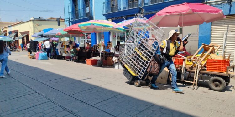 Ayuntamiento de Oaxaca de Juárez reubica puestos informales para mejorar la imagen urbana en zonas cercanas a mercados tradicionales
