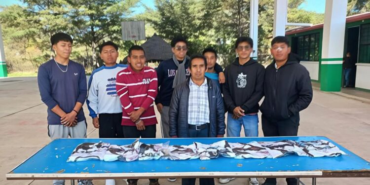 Obsequia Fundación Nino, uniformes a jóvenes deportistas