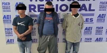 Cayó trío de presuntos narcomenudistas afuera de secundaria en la Zona Metropolitana; juez dicta prisión preventiva