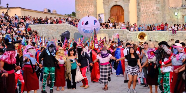 El corazón de la capital latió al ritmo de 14 carnavales oaxaqueños