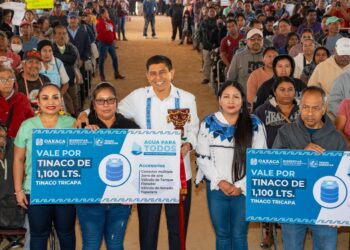 De cara al estiaje, entrega Salomón Jara mil 100 tinacos para garantizar el agua en Xoxocotlán