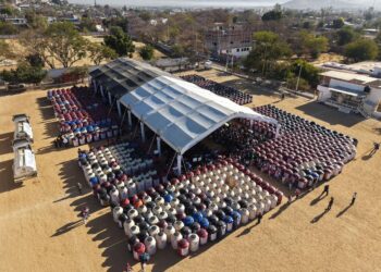 De cara al estiaje, entrega Salomón Jara mil 100 tinacos para garantizar el agua en Xoxocotlán