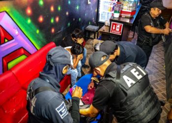 Detienen a dos y clausuran bares en operativo nocturno en Oaxaca