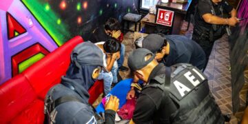 Detienen a dos y clausuran bares en operativo nocturno en Oaxaca