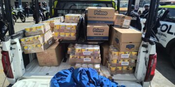 Policía Municipal recupera camioneta con mercancía robada en el Mercado de Abasto; un detenido