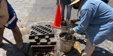 Se atiende reporte de malos olores en la calle García Vigil