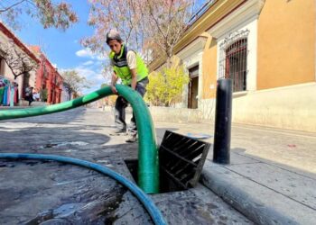Siguen los trabajos de desazolve en la calle Manuel García Vigil