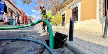 Siguen los trabajos de desazolve en la calle Manuel García Vigil