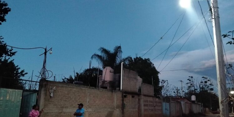 Continúa programa de mantenimiento de luminarias en San Raymundo Jalpan