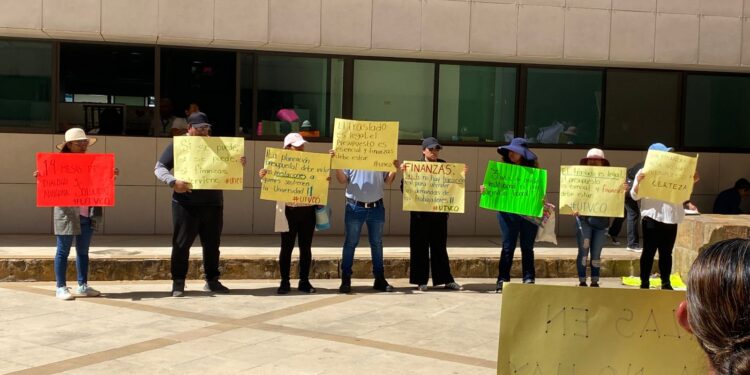 Trabajadores de la UTVCO toman Secretaría de Finanzas y exigen solución tras más de tres años de conflicto